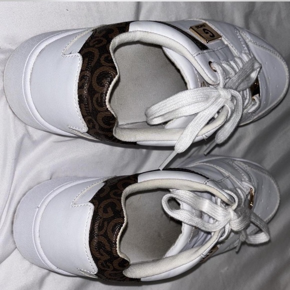 GUESS LA WOMENS SNEAKERS 
White and monogram 
Size 8 1/2
ONLY WORN ONCE - Picture 5 of 6